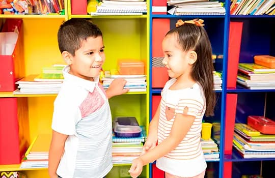 Como lidar com a timidez infantil? Veja dicas práticas! slide 1