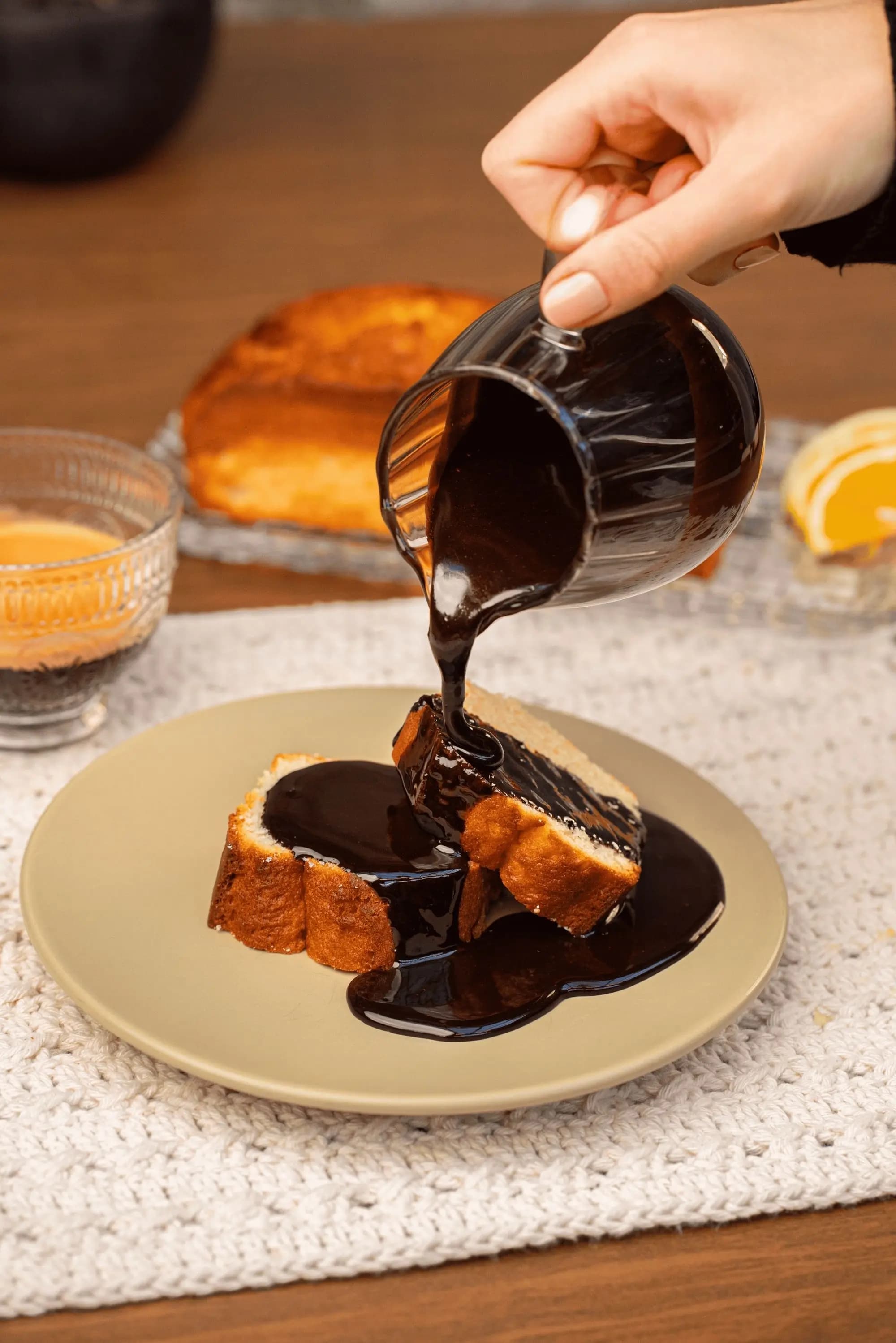 Bolo de Laranja Família com Calda Crocante de Chocolate