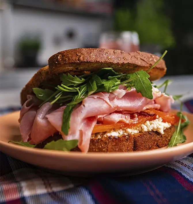 Sanduíche de Presunto com Tomate Assado, Ricota e Rúcula