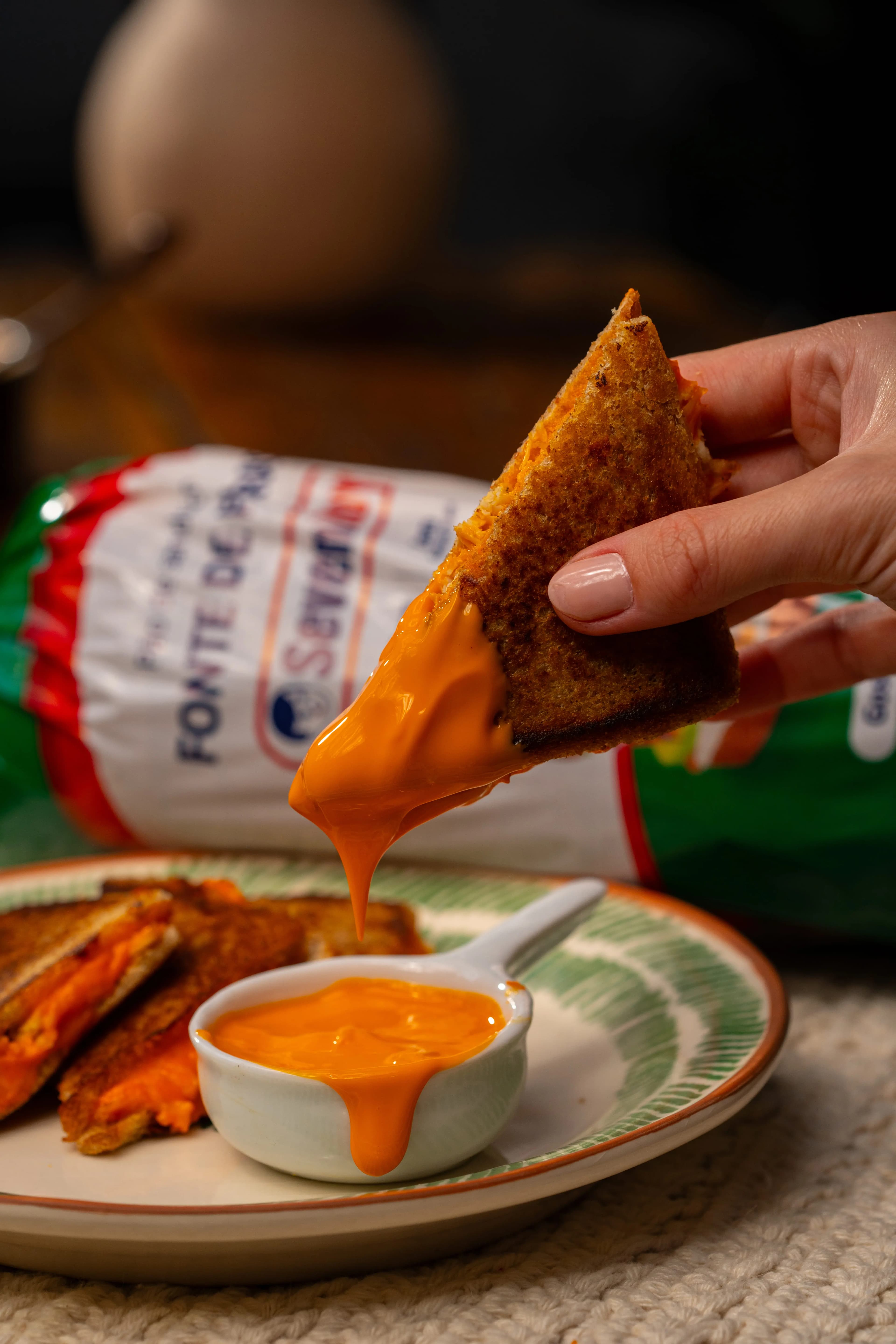 Tostada Integral com Frango Desfiado e Queijo
