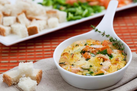 Caçarola Assada de Pão, Ovo, Peito de Peru e Queijo