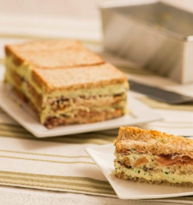 TERRINE DE PÃO COM PASTA DE QUEIJO E PRESUNTO CRU