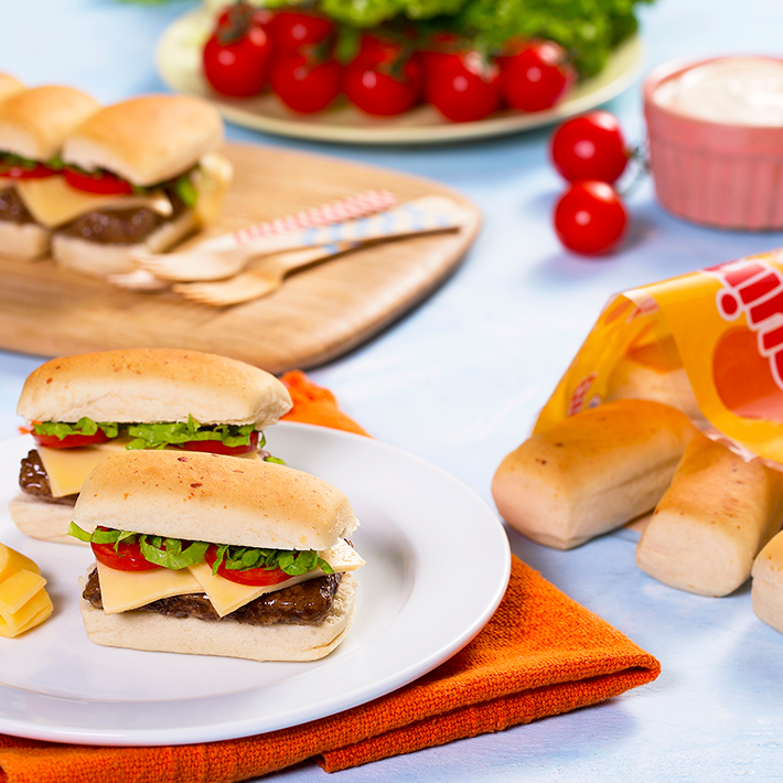 Hamburguinho de travessa com bisnaguinha de queijo