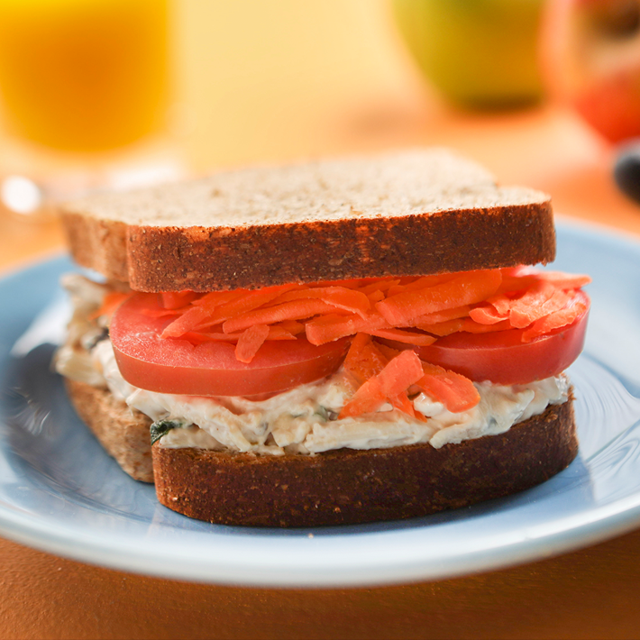 Lanche de patê de frango e salada