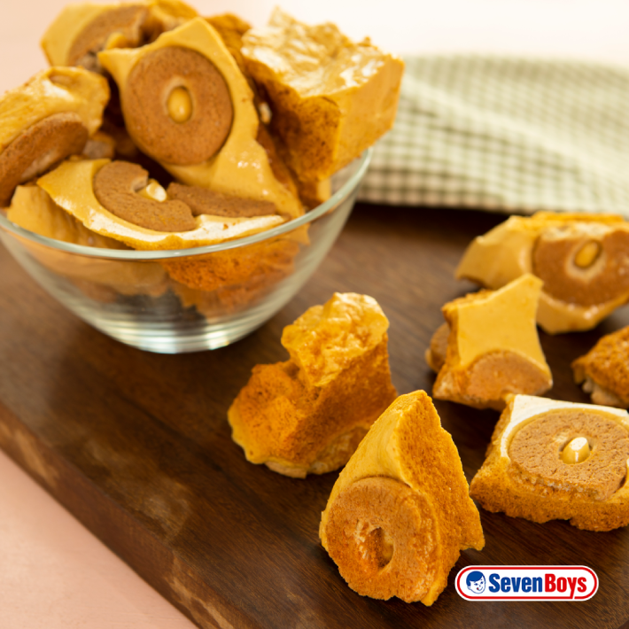 Caramelo crocante de mel com pedaços de rosquinha de aveia