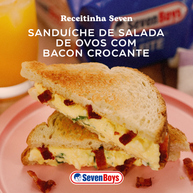 Sanduíche de salada de ovos com bacon crocante