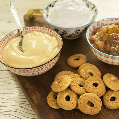 Broinha de Milho com creme de chocolate branco e abacaxi